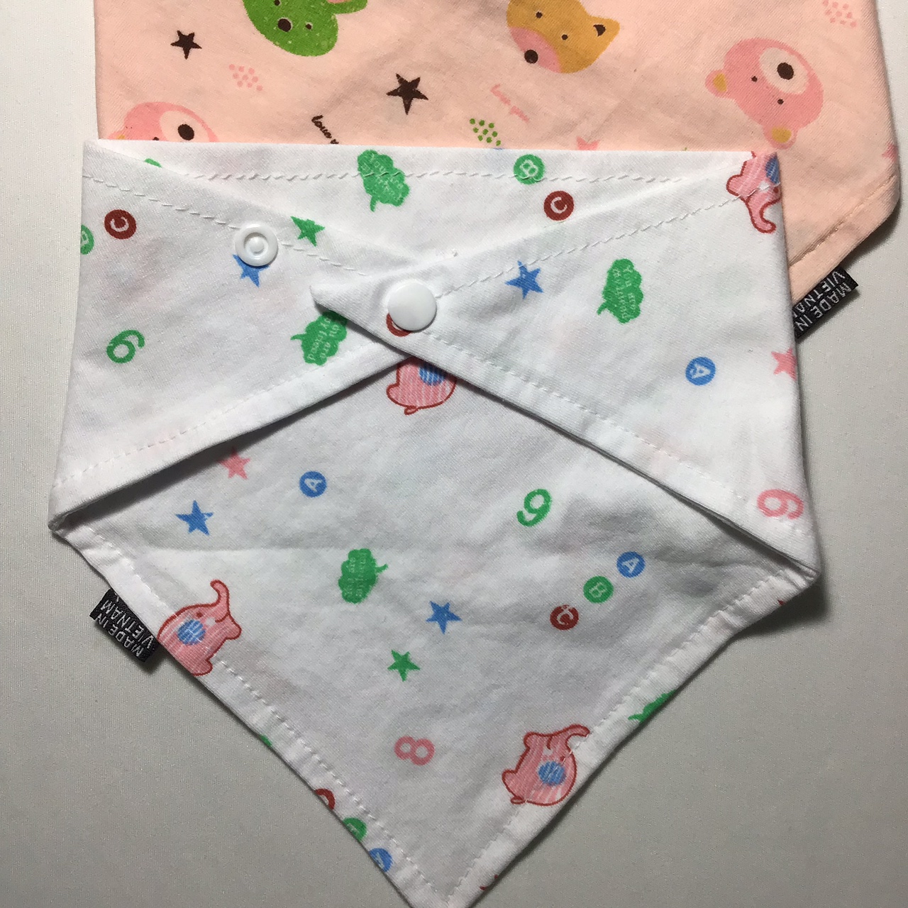Set 3 khăn/yếm tam giác che cổ giữ ấm cho bé họa tiết ngẫu nhiên Việt Nam