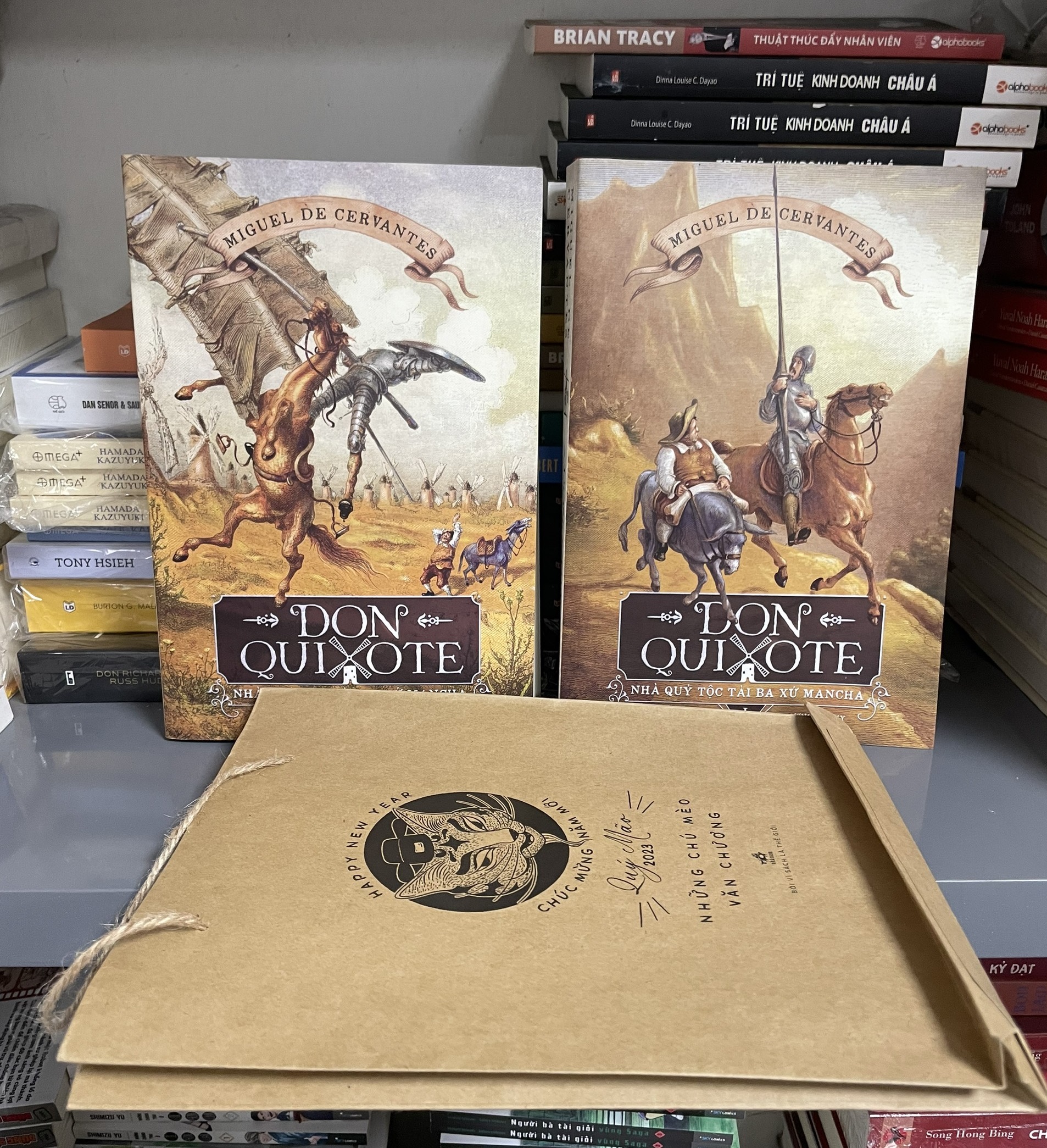Trọn bộ 2 cuốn - Don Quixote - Nhà Quý Tộc Tài Ba Xứ Mancha - Tặng kèm Lịch bàn 2023