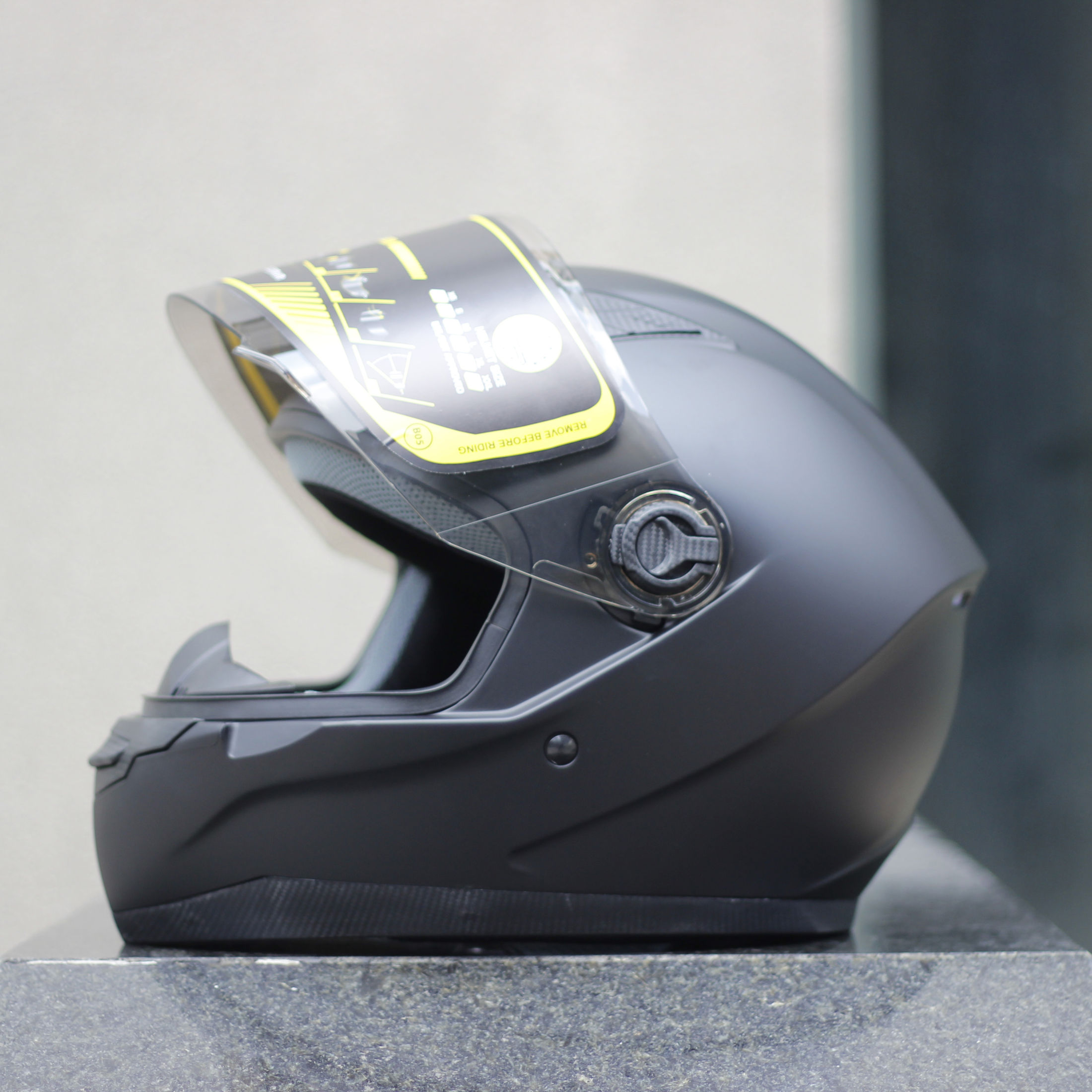Mũ bảo hiểm xe máy fullface Royal M136 màu đen nhám có 1 kính đi phượt cho nam và nữ