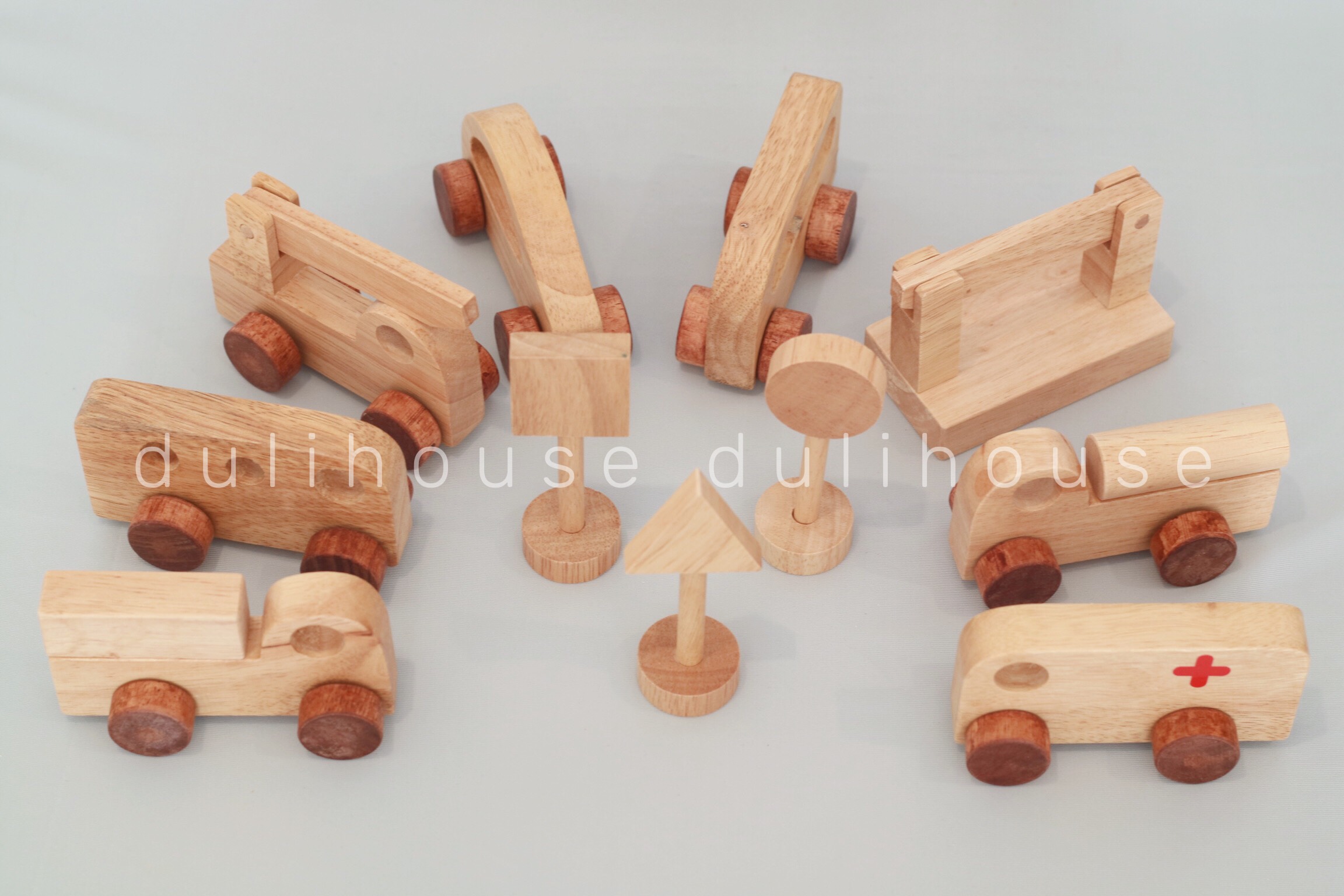 Thế Giới Xe Phương Tiện Giao Thông Gồm 7 Xe 1 Rào Chắn và 3 Biển Báo - Giúp Bé Phát Triển Khả Năng Sáng Tạo và Tham Gia Giao Thông An Toàn - Gỗ Tự Nhiên