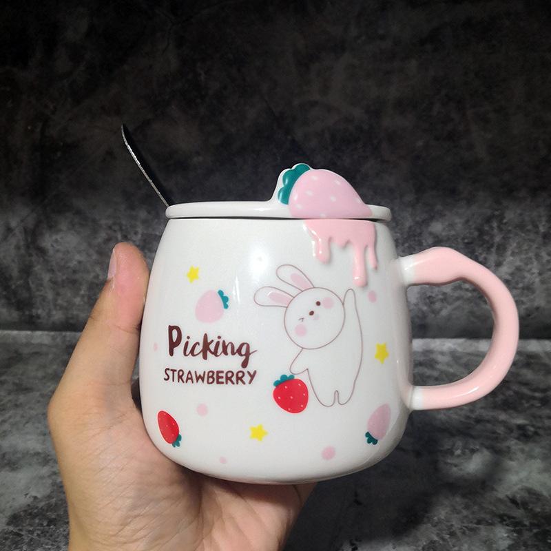 Ly sứ trắng họa tiết cute, Cốc sứ uống cà phê, Quà lưu niệm, cute thỏ stawberry, kèm muỗng và nắp trái dâu 380ml