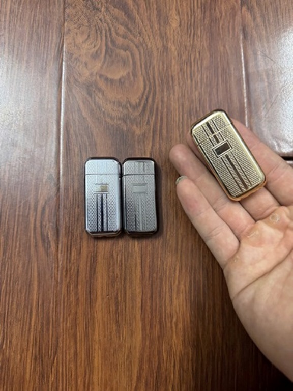 Vỏ hộp quẹt bật lửa ga đá kẻ sọc nhỏ gọn, tiện lợi (Giao màu ngẫu nhiên)