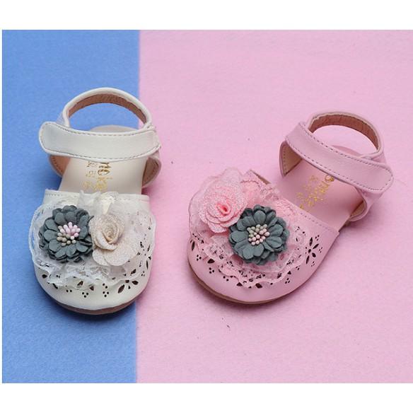 Giầy sandal tập đi cho bé gái đính bông hoa xinh xắn hàng chất lượng cao.