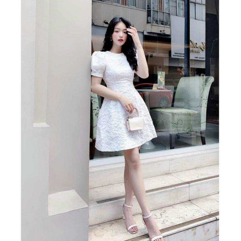 Đầm xoè gấm hoa nổi cổ tròn tay phồng cao cấp