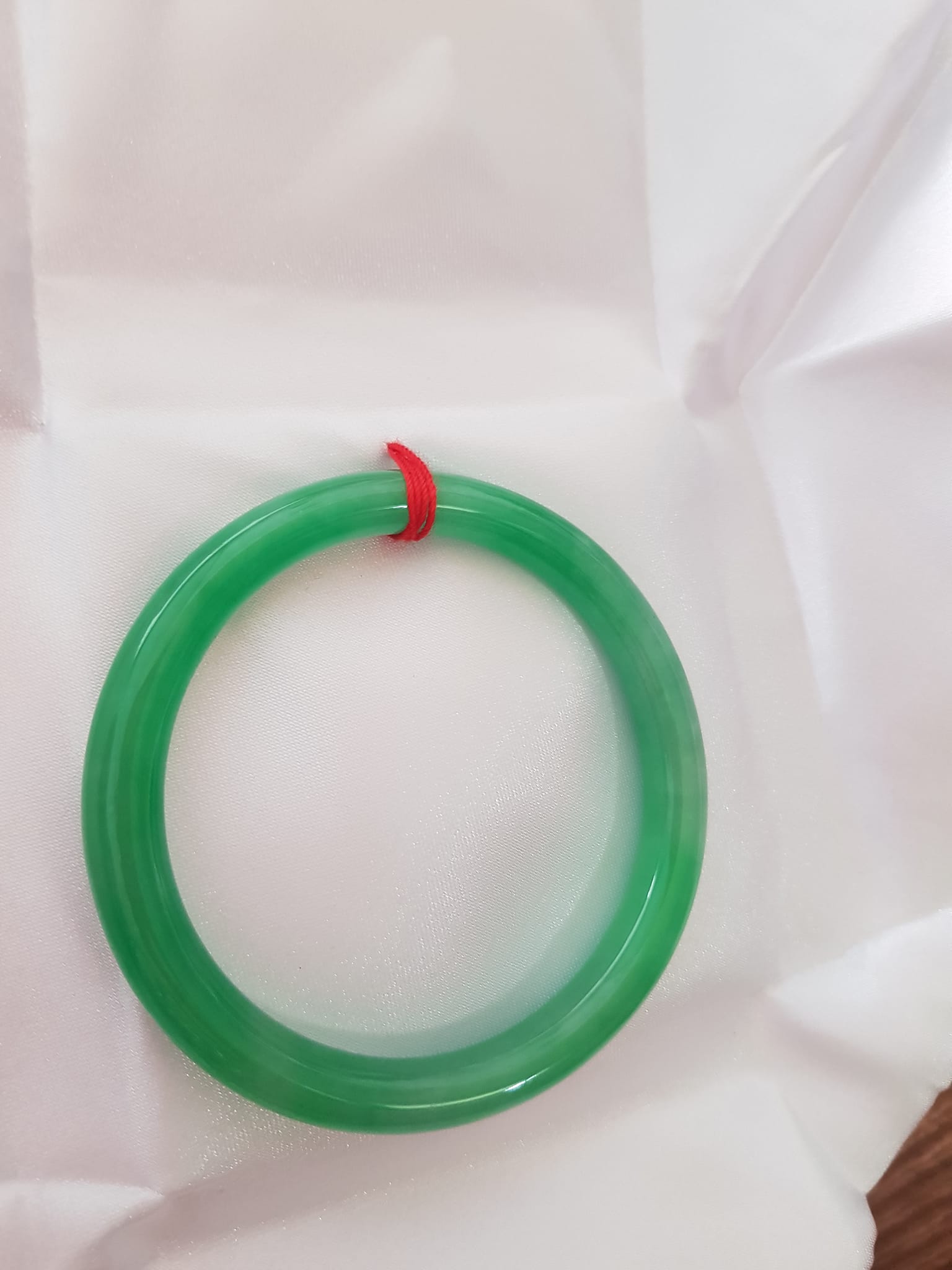 Vòng cẩm thạch Lý T 54mm x Dầy 7mm Màu Xanh lá tươi bóng mảnh khảnh đẹp hợp Nữ mệnh Mộc Hỏa 53kg - 62kg đeo ạ