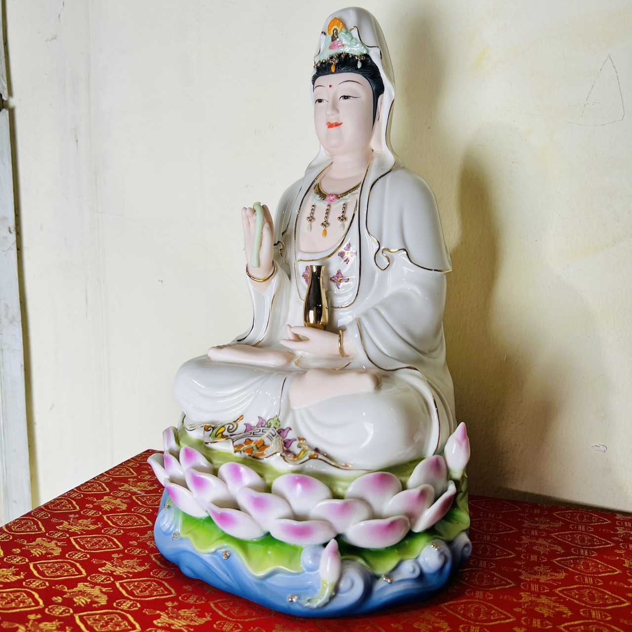 Tượng Quan Âm gốm sứ cao cấp ngồi trên đài sen cao 30cm