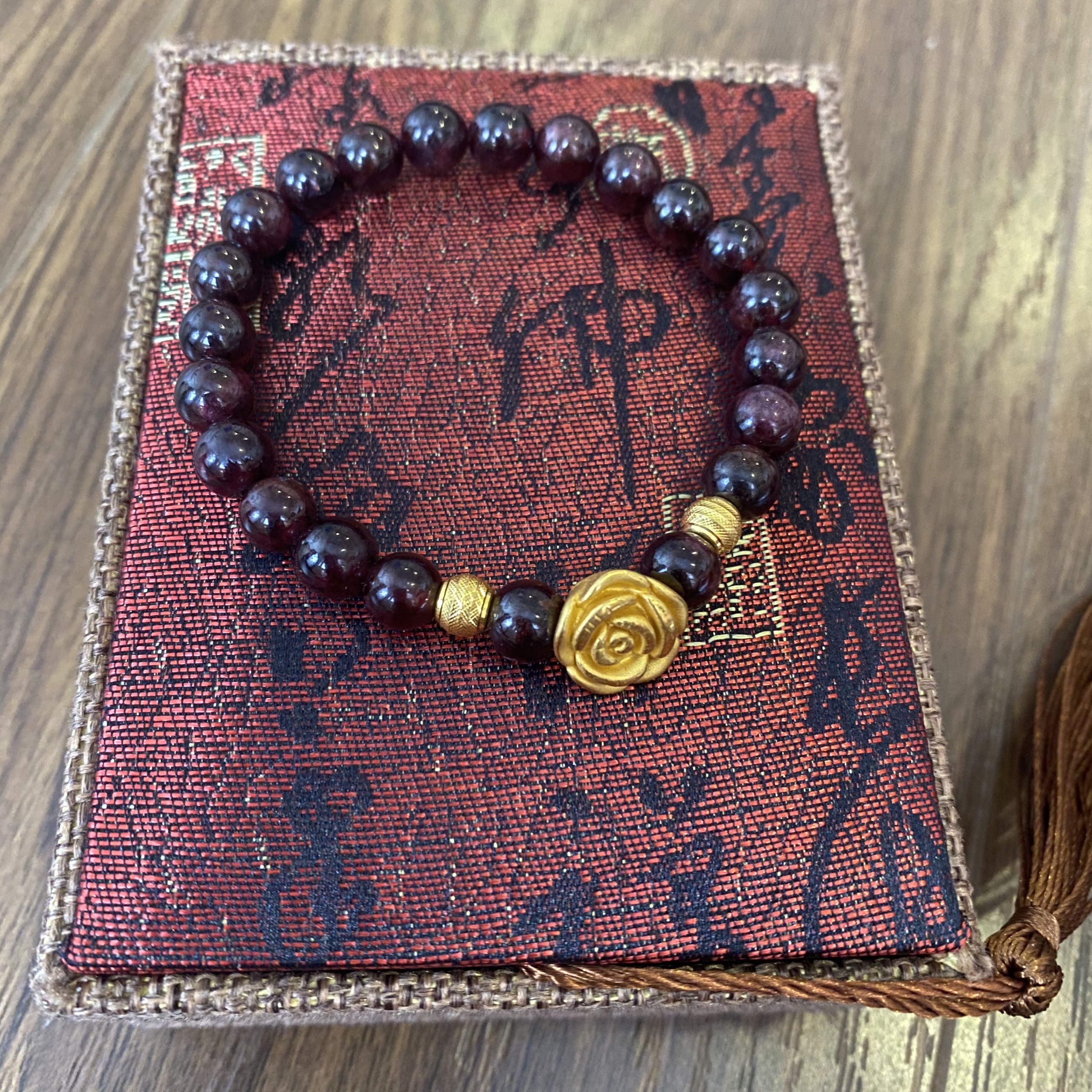 Vòng Đá Thạch Hồng Lựu 8 Ly Mix Charm Hoa Hồng Bi vàng 24K