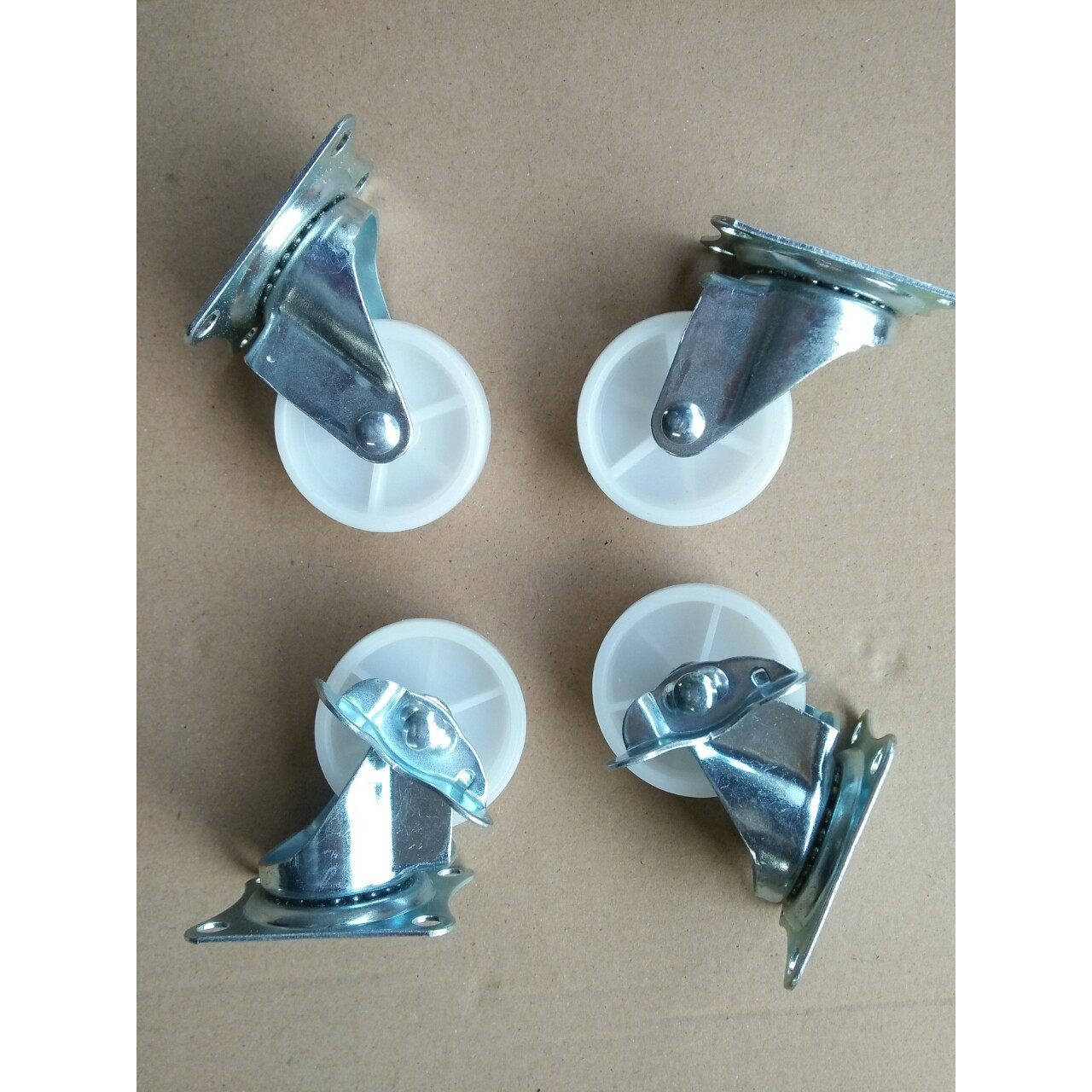 Bánh xe đẩy nhựa trắng 7 cm xoay 360 độ, có khóa chống trượt