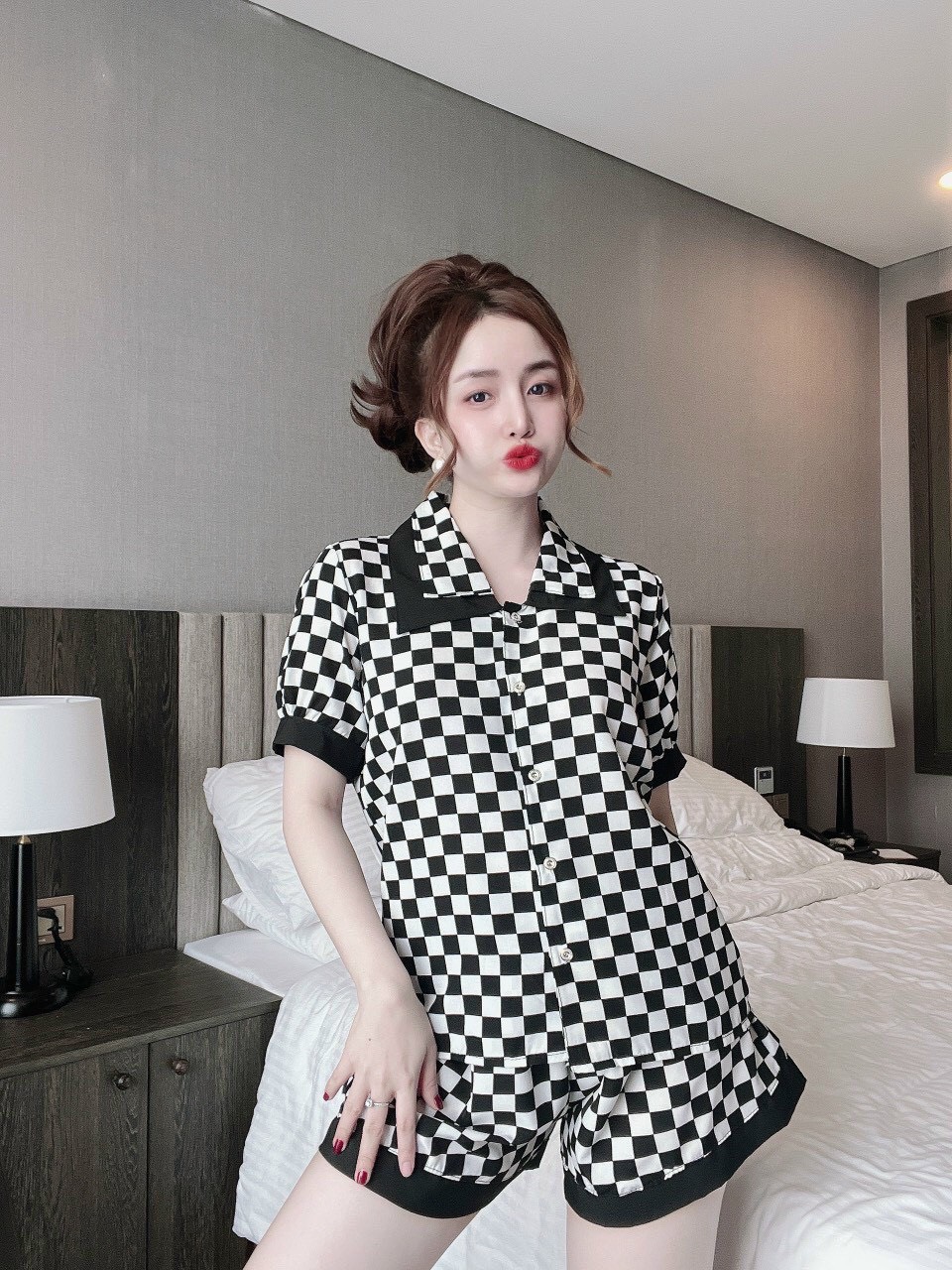 Bộ pijama nữ cộc tay quần đùi chất liệu lụa 100D xịn xò, bộ đồ ngủ nữ pyjama họa tiết loang đỏ sang trọng CC10