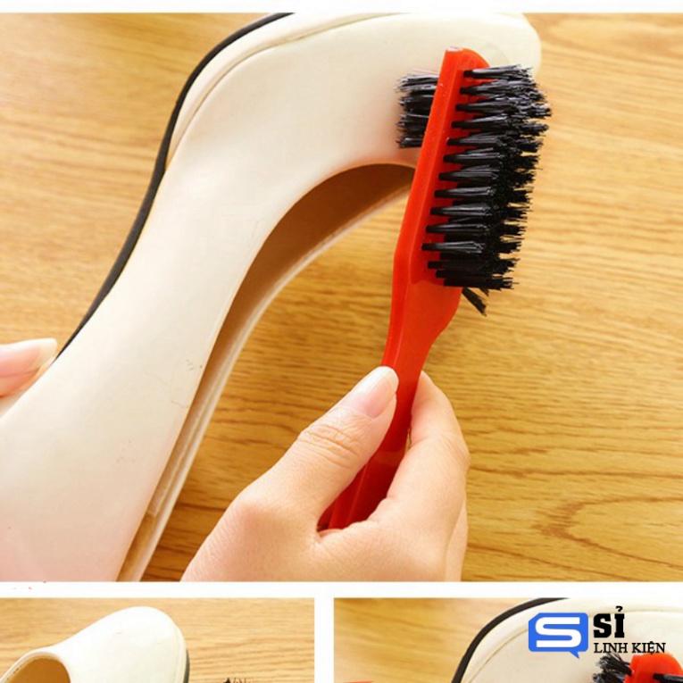 Bàn chải đánh rửa giày cán dài có 3 mặt tiện dụng