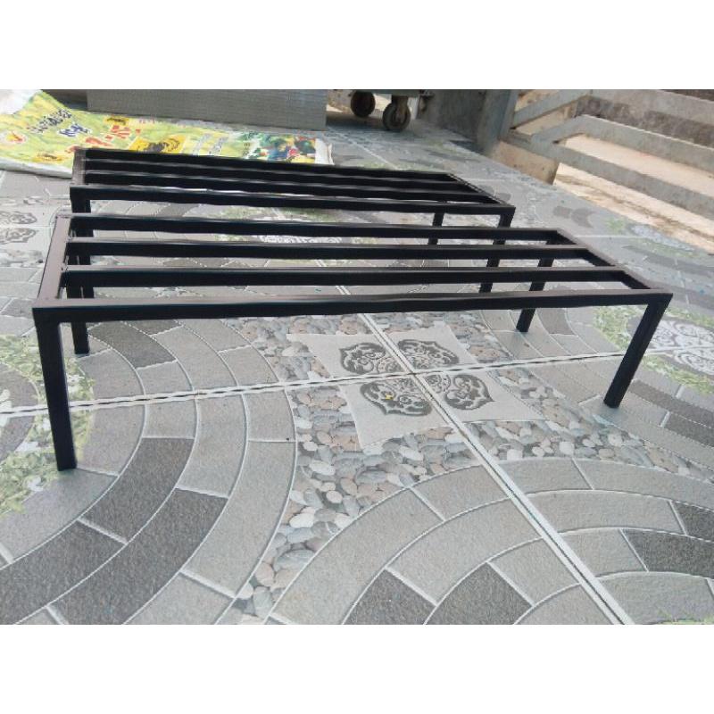 Kệ thép. Dài 60cm. rộng 20cm. cao 15cm. 4 chân. hộp thép vuông 1,4x1,4cm.2 nan phụ