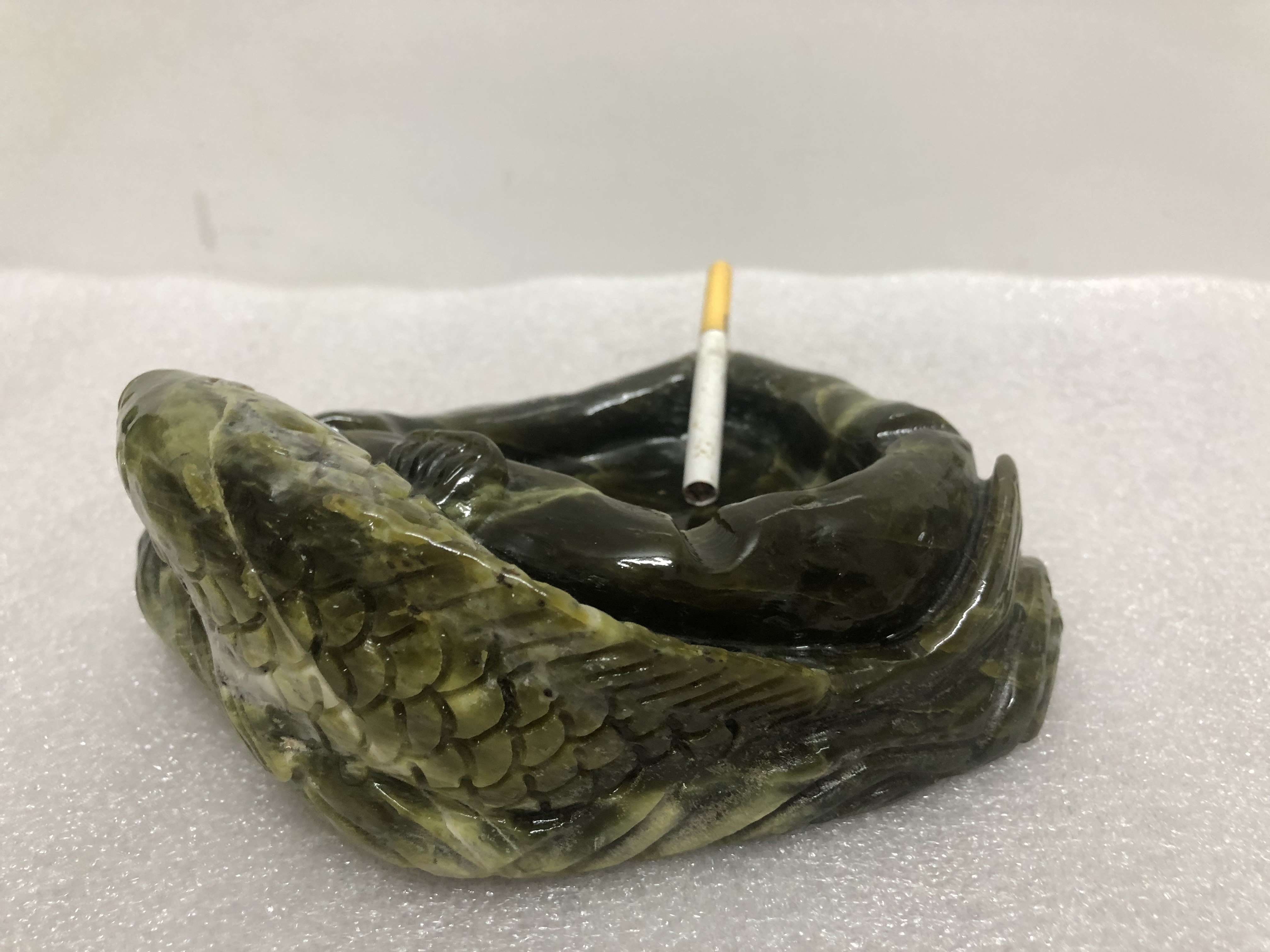 Gạt tàn thuốc lá bằng đá tự nhiên ngọc serpentine hoa văn tạc hình cá chép đá ngọc 18cm nặng 3kg GATAN.001
