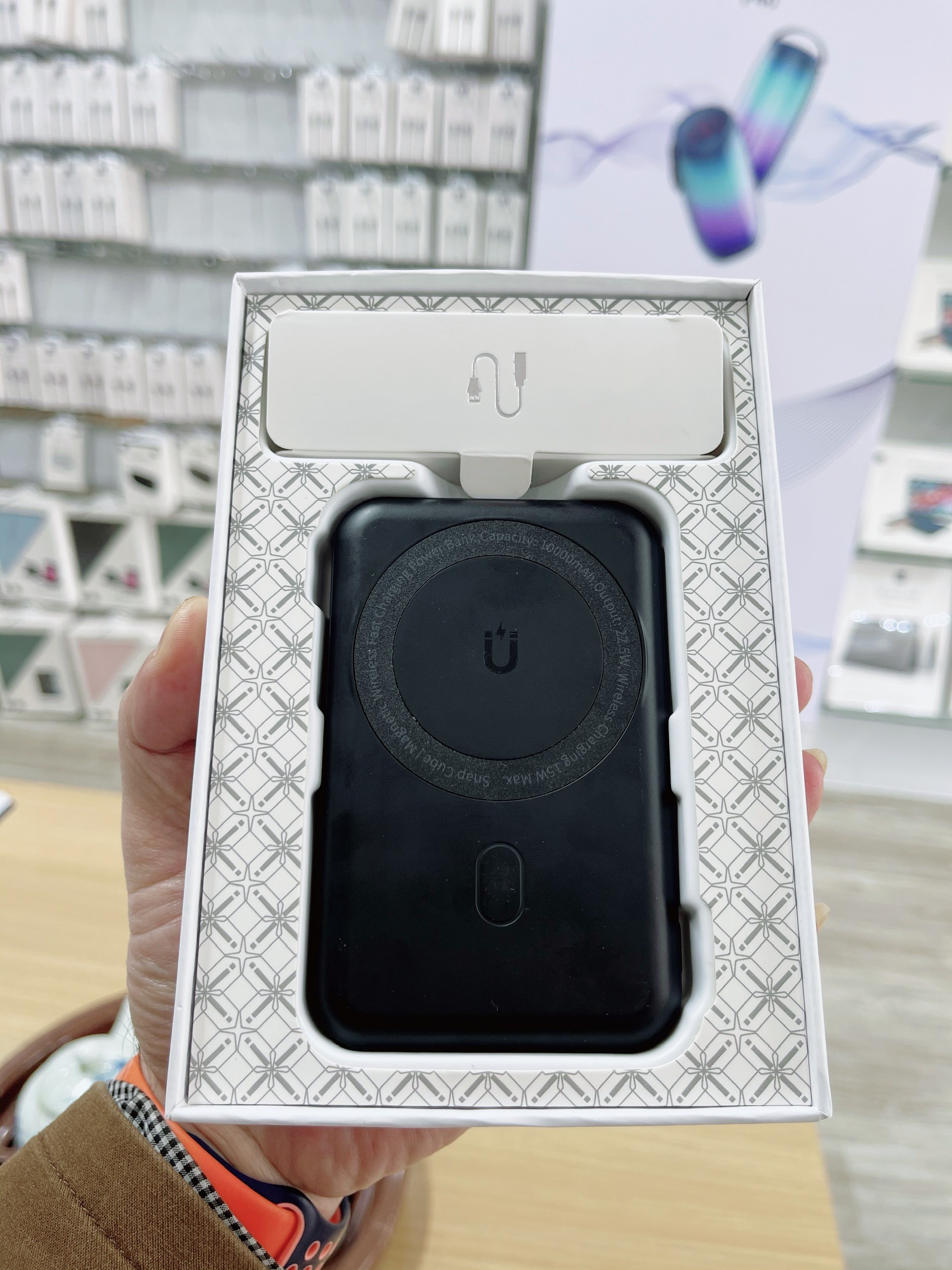 Sạc Nhanh Không Dây Wiwu Snap Cube Dành Cho Iphone 12, Iphone 13 Pin Dự Phòng 10000mAh - Hàng Chính Hãng