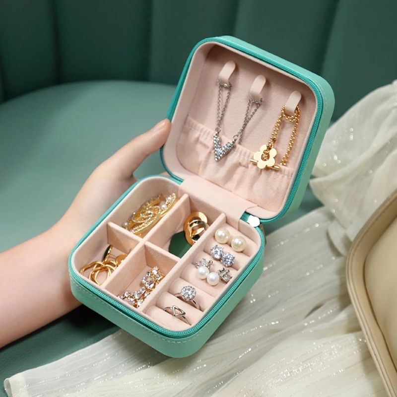 Hộp đựng trang sức cầm tay bọc da PU cao cấp sang trọng ,nhiều ô  hình vuông ,vải nhung mịn ,chống thấm nước , bảo quản tốt trang sức không bị hư hỏng, thất lạc , thiết kế hiện đại mang phong cách Châu Âu , nhỏ gọn dễ mang theo , có thể làm quà tặng