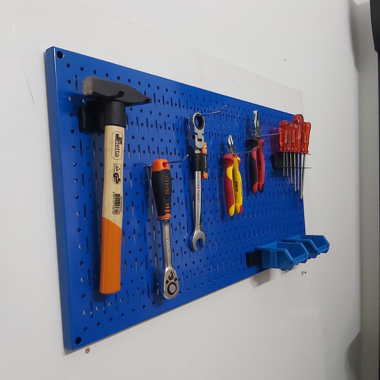 Tấm vách lưới pegboard màu xanh kèm phụ kiện treo tường