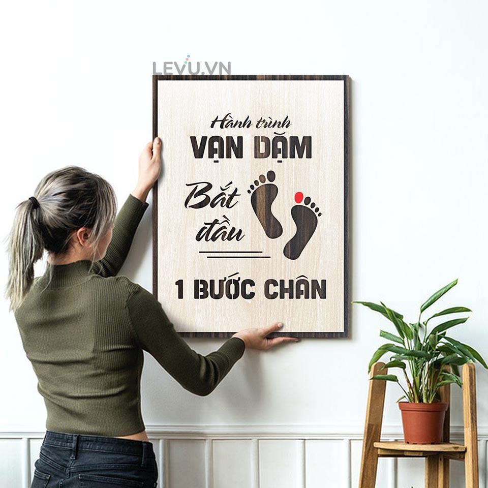 Tranh treo slogan LEVU LV008 "Hành trình vạn dặm bắt đầu từ một bước chân"