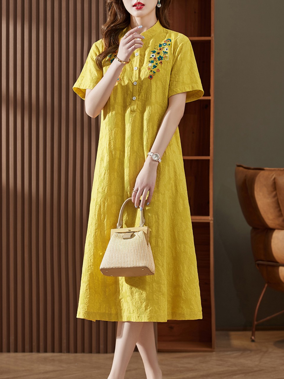 Váy Linen thêu hoa dáng dài, Đầm suông linen nữ cổ tàu, ngắn tay, thêu hoa trước ngực phong cách thanh lịch Haint Boutique Da176