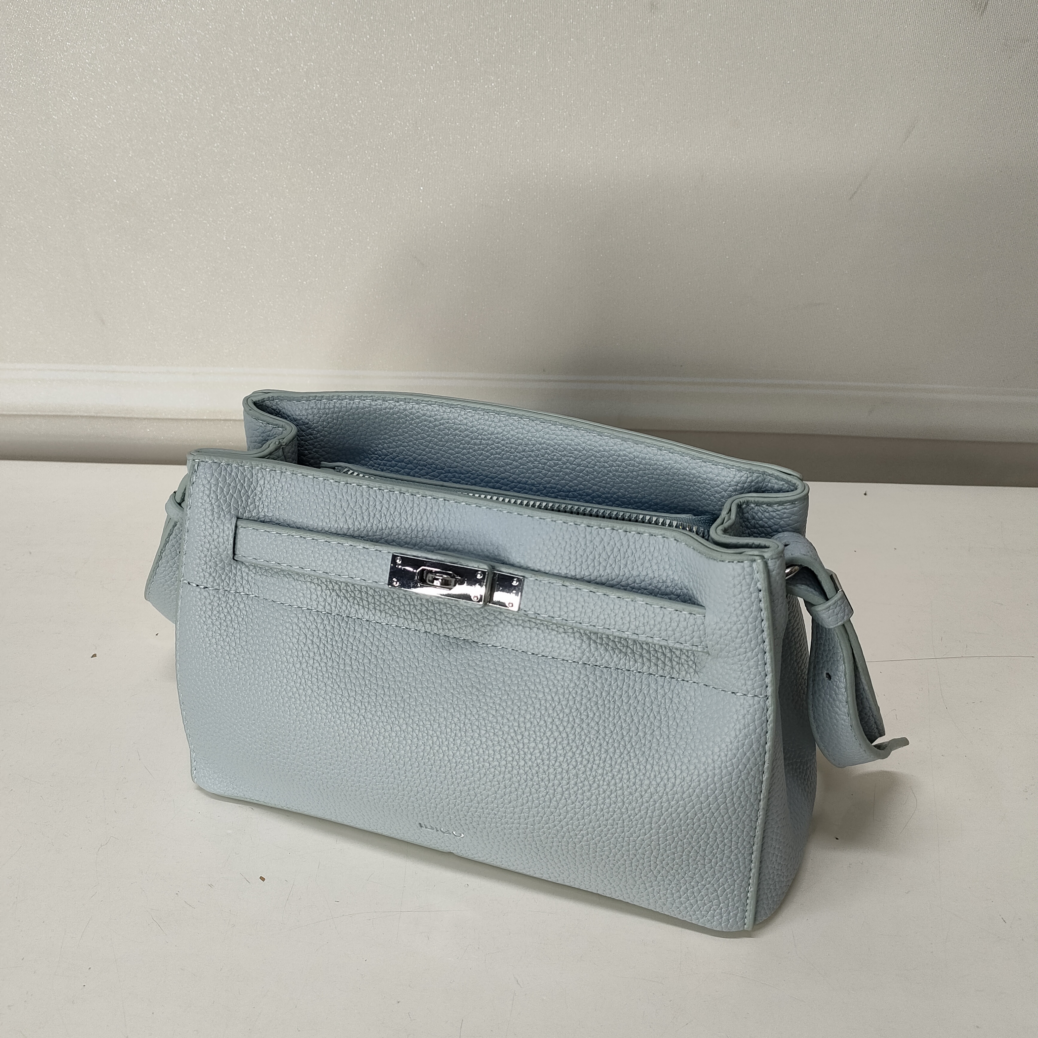 Túi đeo chéo nữ khóa gài thanh lịch, túi xách nữ công sở phom mềm nữ tính IDIGO FB2- 5066