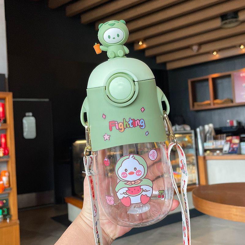 BÌNH ĐỰNG NƯỚC , SỮA NGỘ NGHĨNH KÈM DÂY ĐEO TIỆN LƠI CÓ TẶNG KÈM STICKER 600ML