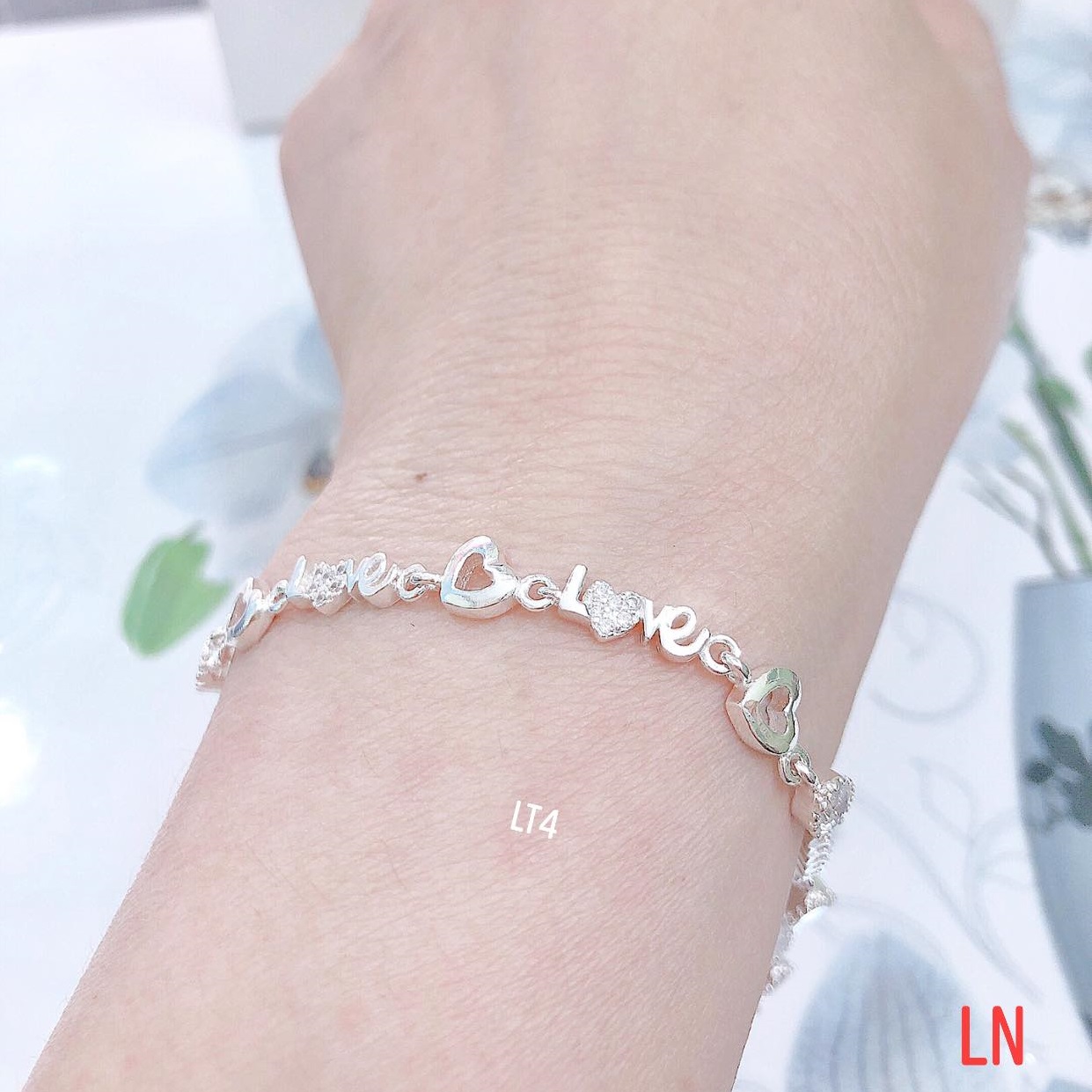 Lắc tay nữ chữ Love chất liệu bạc Ý MS020