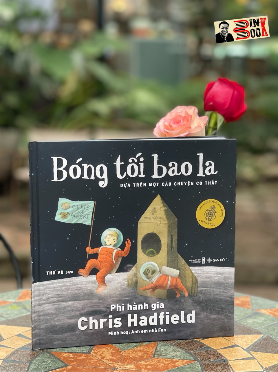 BÓNG TỐI BAO LA – Dựa Trên Một Câu Chuyện Có Thật - Chris Hadfield – Anh Em Nhà Fan – Sanhobooks