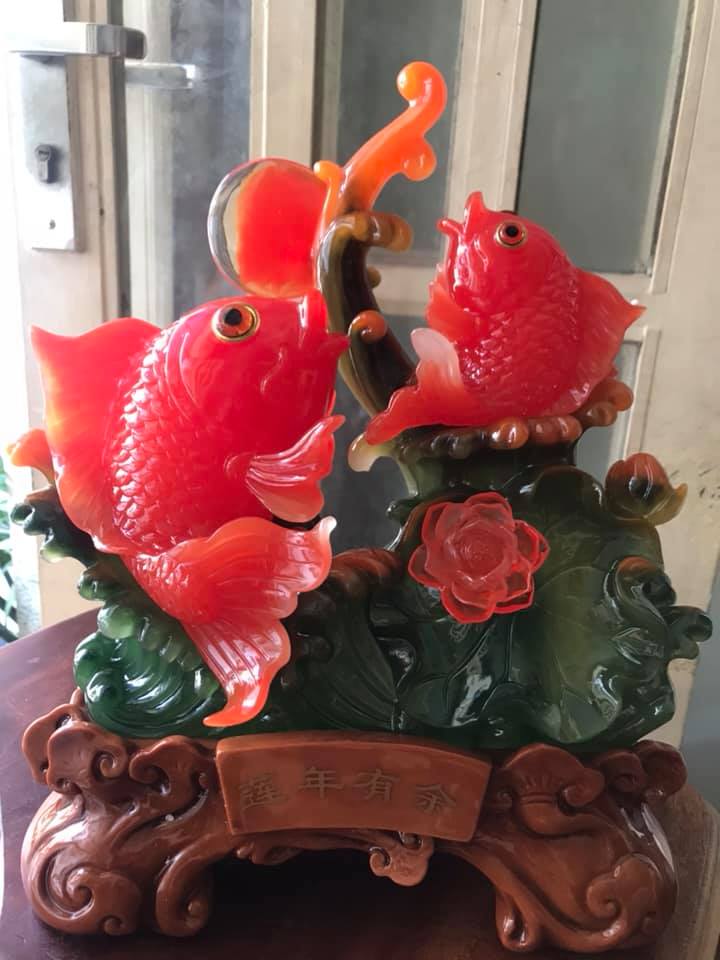 Tượng 2 Cá Chép Đỏ Ngồi Vẫy Đuôi đế gỗ có hoa sen đồng tiền ở trên may mắn tài lộc ý nghĩa có cá có tiền Size 36cm x đk 30cm x Sâu 17cm hợp mệnh hoả mệnh thổ ạ
