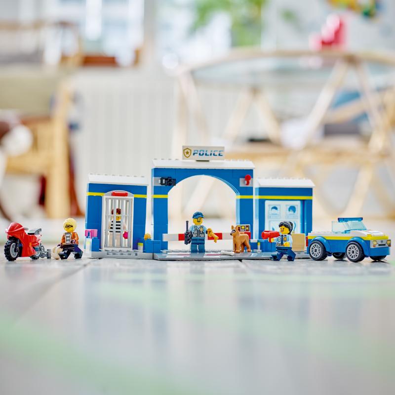 Đồ Chơi Lắp Ráp LEGO City Trạm Cảnh Sát Truy Bắt Tội Phạm 60370