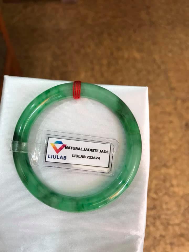 CHIẾC VÒNG NỮ LÝ VÂN A SỊN 49MM KÈM GIẤY KIỂM ĐỊNH LIULAB No 722674 CHẤT LIỆU 100% ĐÁ CẨM THẠCH THIÊN NHIÊN MÀU XANH LÝ VÂN TƯƠI ĐẸP NỮ 45KG-51KG ĐEO SANG TAY Ạ