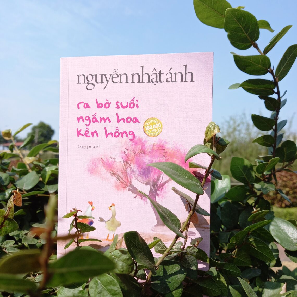 Sách Ra Bờ Suối Ngắm Hoa Kèn Hồng - Tặng Kèm Bookmark Bồi Hai Mặt + Thiệp Trái Tim In Bài Thơ Của Tác Giả
