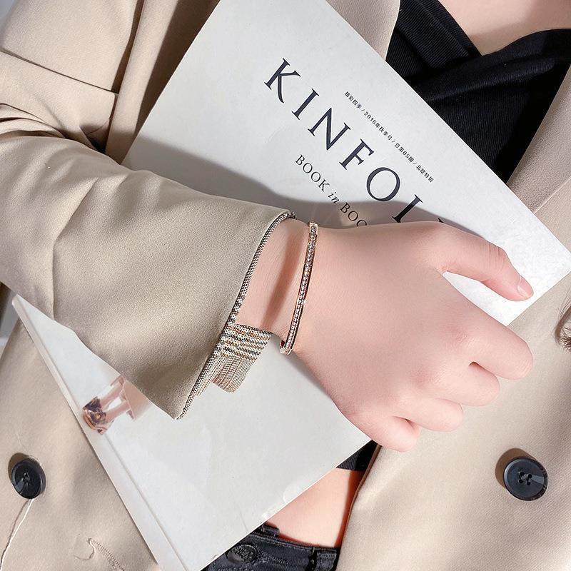 Vòng tay lắc tay nữ titan không đen nửa vòng ngọc sáng đẹp Ring House