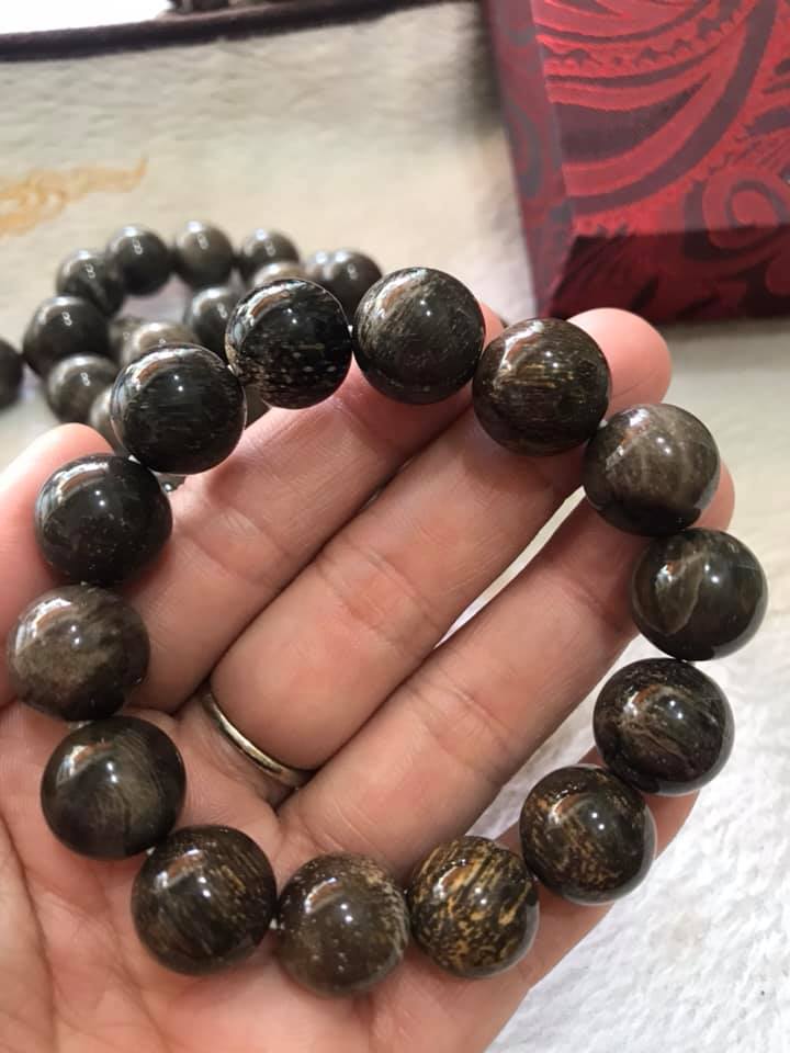 Vòng Gỗ Hóa Thạch Nam Đeo Tay Rất Đẹp Hiếm có hàng size 14mm Vòng size 14ly gồm 14 hạt vào cung nam đeo được hết ạ Màu Nâu Đậm Vân Gỗ Tự Nhiên Nam đeo Đẹp Sang Tay tốt rẻ ạ