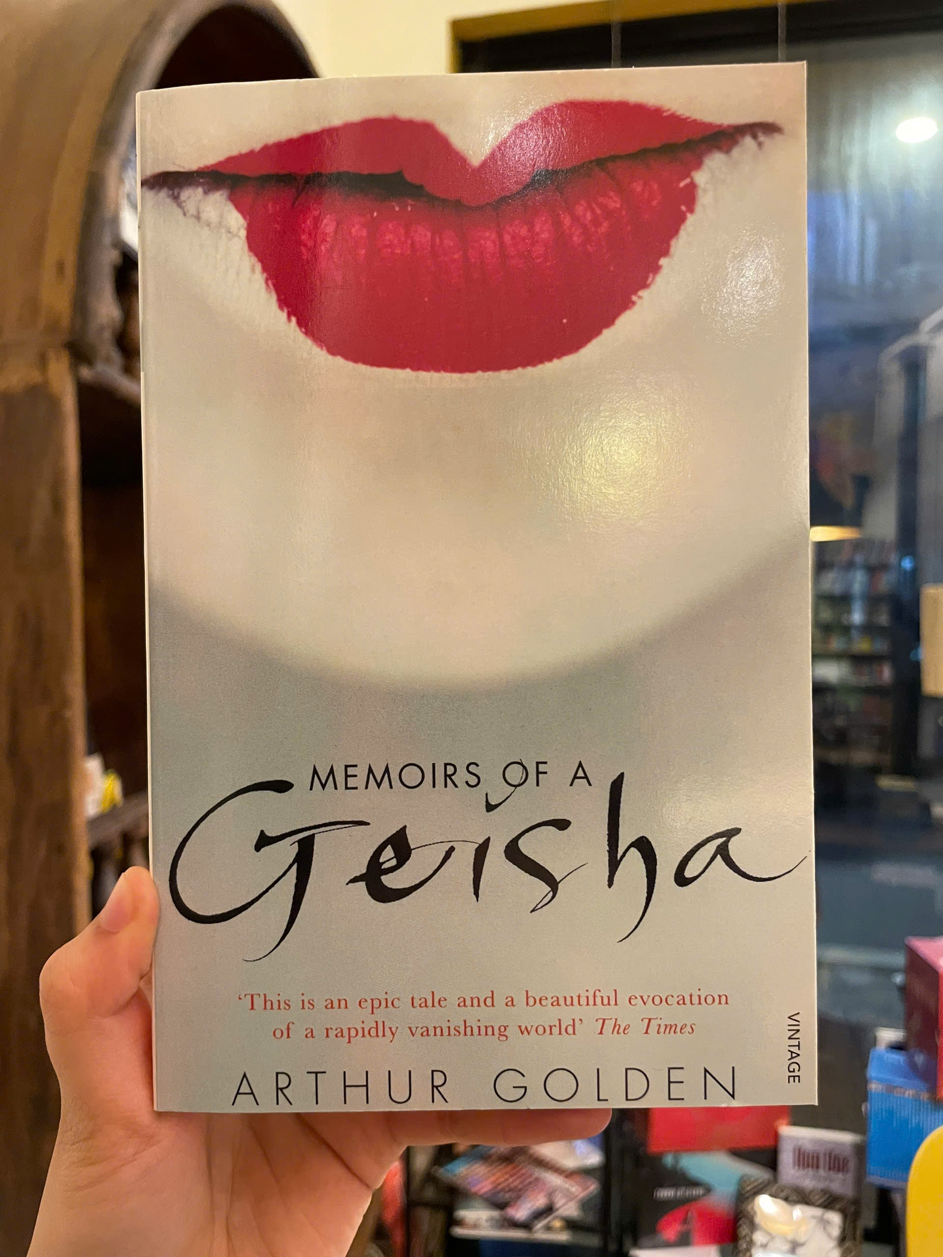 Sách - Memoirs of a Geisha: The Literary Sensation and Runaway Bestseller by Arthur Golden