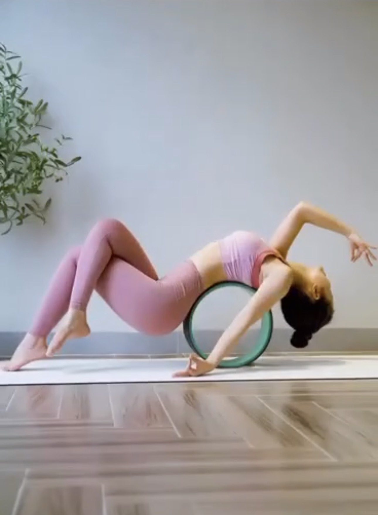 Vòng tập Yoga bản rộng 19cm đường kính 24cm bọc TPE êm chống trơn trượt khi tập cho cảm giác thoải mái