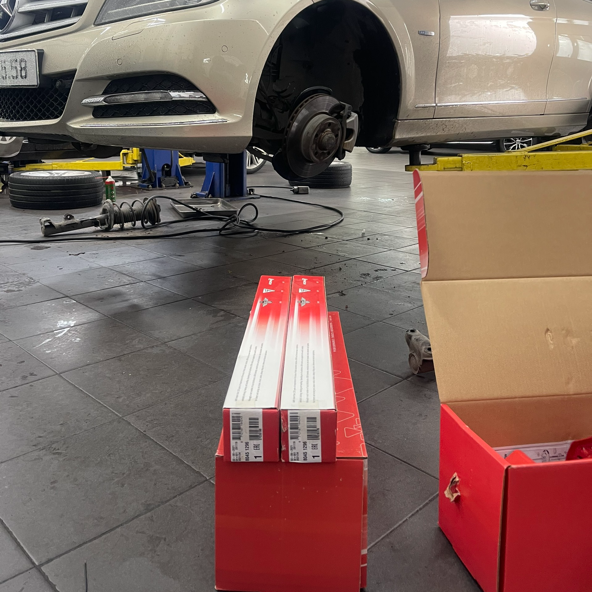 Giảm xóc trước KONI STR.T - 87501119 dành cho xe Mercedes Benz C-Class W204