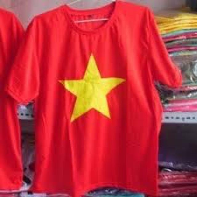 Áo cờ Việt Nam đi bão mừng đội tuyển Việt Nam vô định AFF CUP