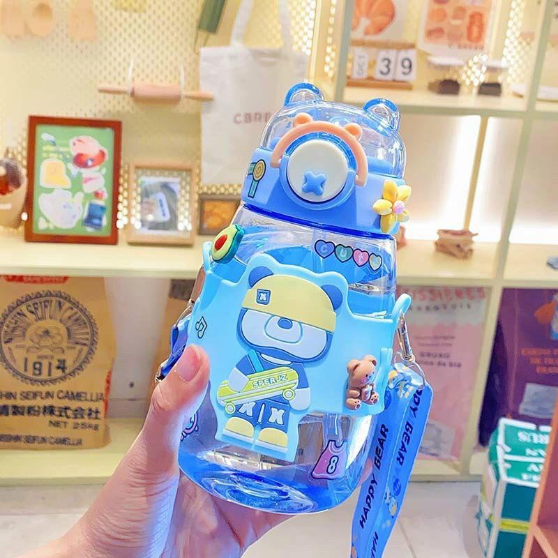 BÌNH NƯỚC NHỰA TRÒN BẦU HÌNH GẤU 600ML TÍCH HỢP ỐNG HÚT NẮP BẬT MỞ CHỐNG TRÀN KÈM DÂY ĐEO STICKER XINH XẮN ĐÁNG YÊU