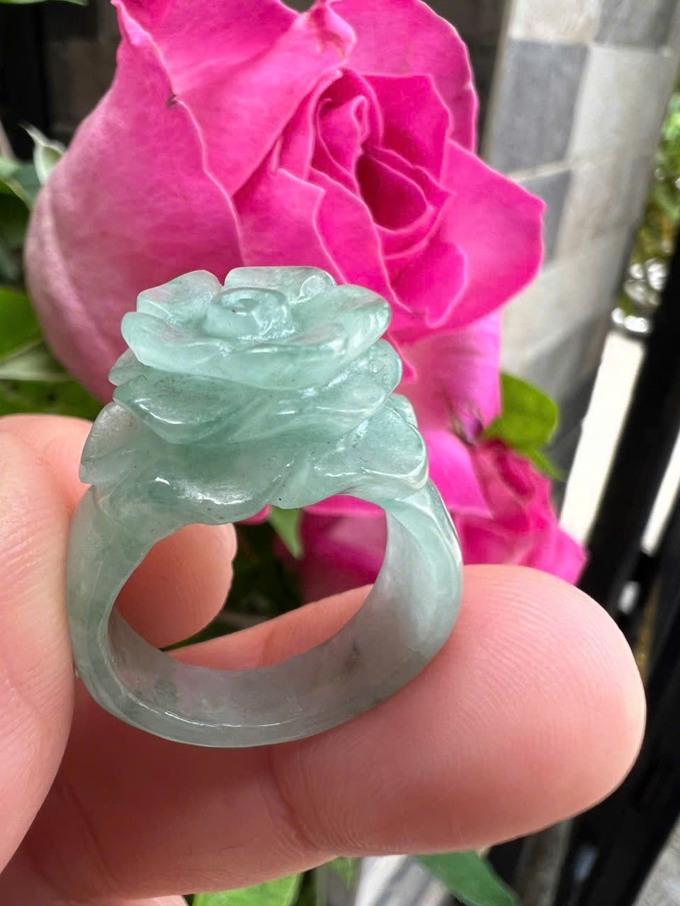 Nhẫn Nữ mới chạm Bông Hồng Nổi Đá Cẩm Thạch Tự Nhiên màu Xanh Đều Bóng đẹp Ni 18mm Cao 28mm Dầy 3mm Chị em Nữ đeo lên tay xinh xắn ạ
