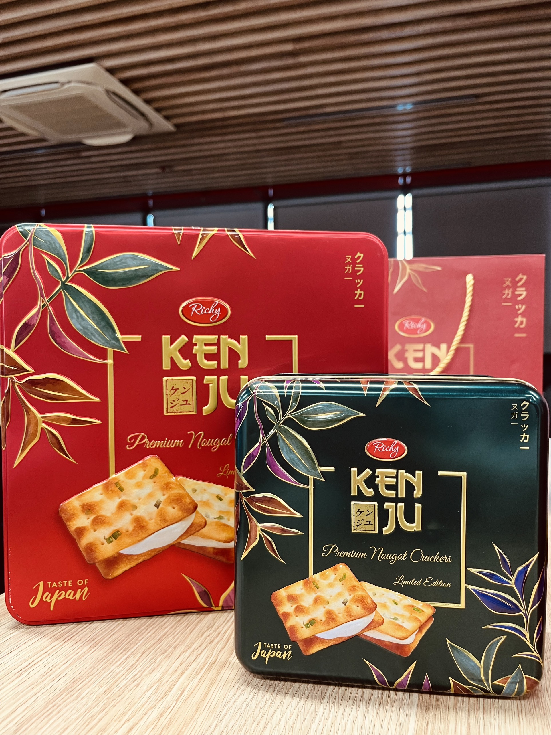 Bánh quy hành Kenju Richy nhân kem dẻo hộp thiếc 372g - Tết 2024