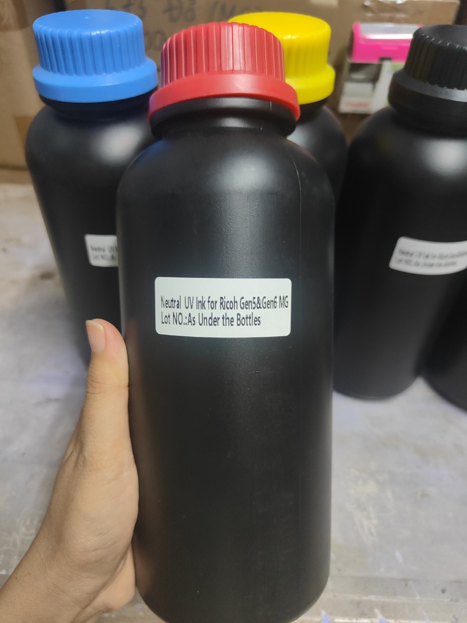 HCM-Mực in UV màu đỏ (M), hàng nhập khẩu, ứng dụng in quảng cáo tương thích trên mọi chất liệu (nhựa, gỗ, thủy tinh, mica), dung tích chai 1 lít cho đầu in Epson I3200 DX5