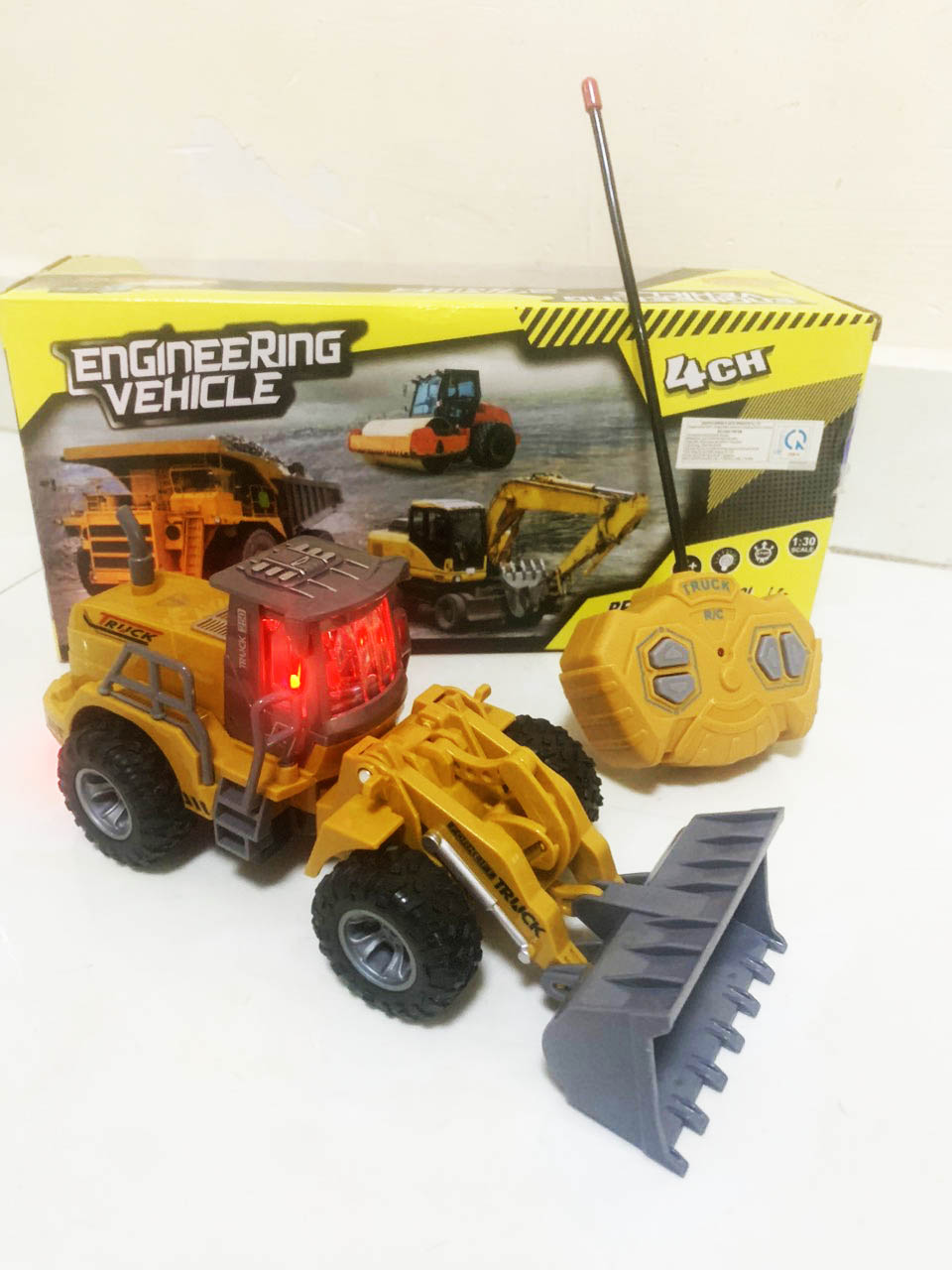 Xe Máy Xúc xe cẩu xe trộn, xe công trình điều khiển từ xa