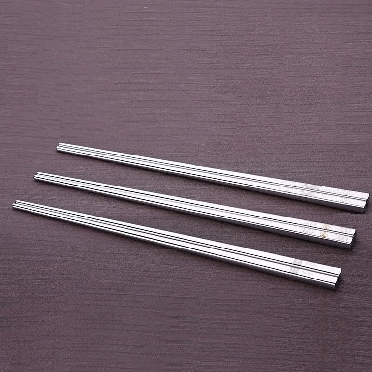 Set 2 đôi đũa hoa văn inox 304 - 23cm