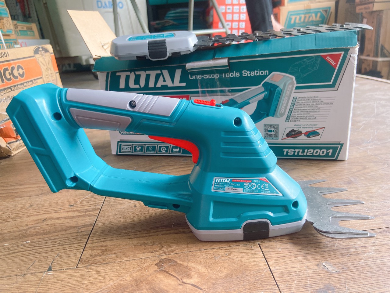 Máy cắt hàng rào dùng pin Lithium-Ion 20V total bao gom pin sạc TSTLI2001px