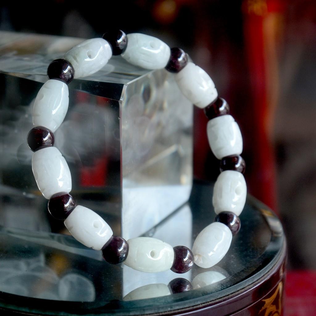Vòng tay chuỗi trắng mix hạt đỏ