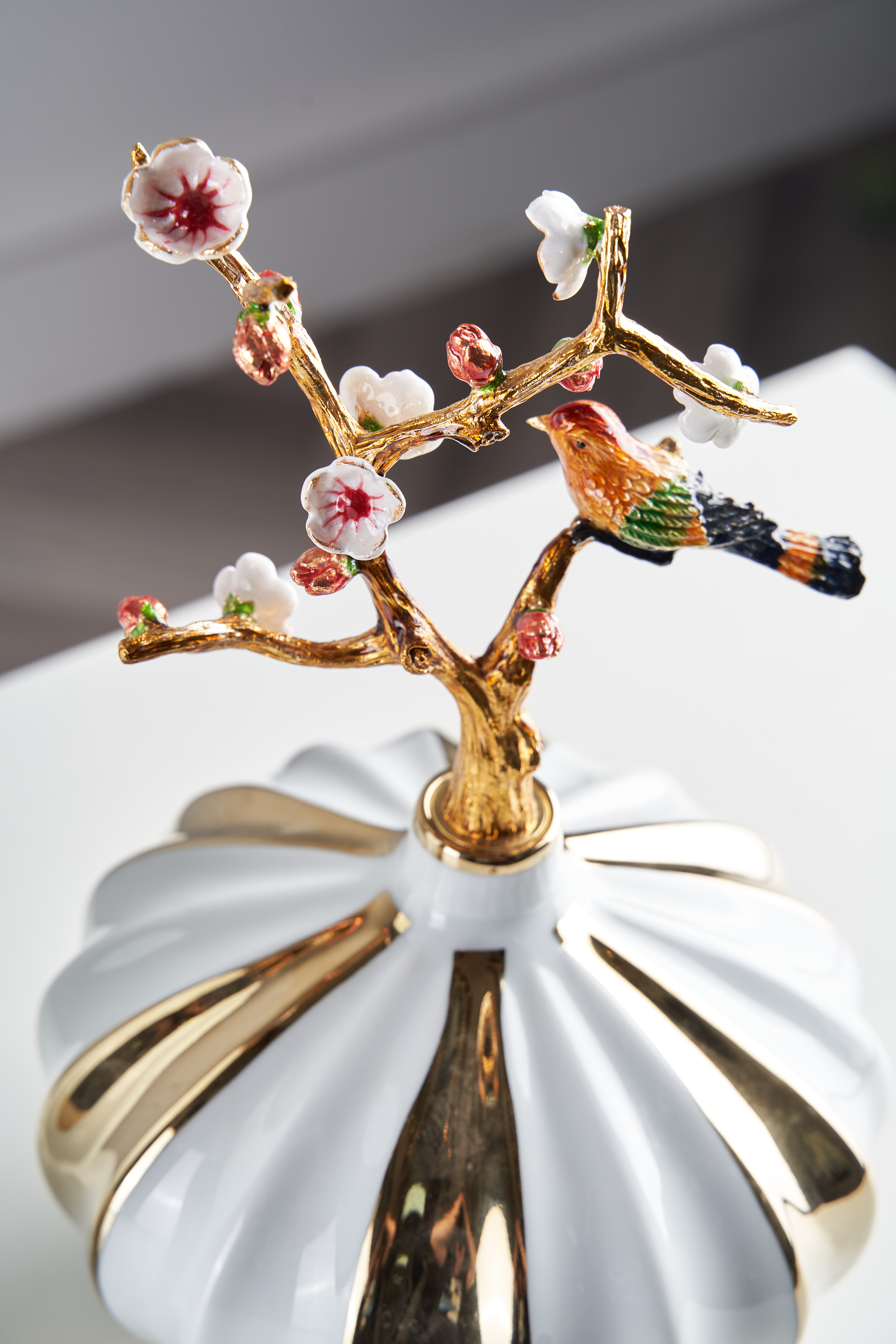 Lọ hoa sọc vàng trắng thấp