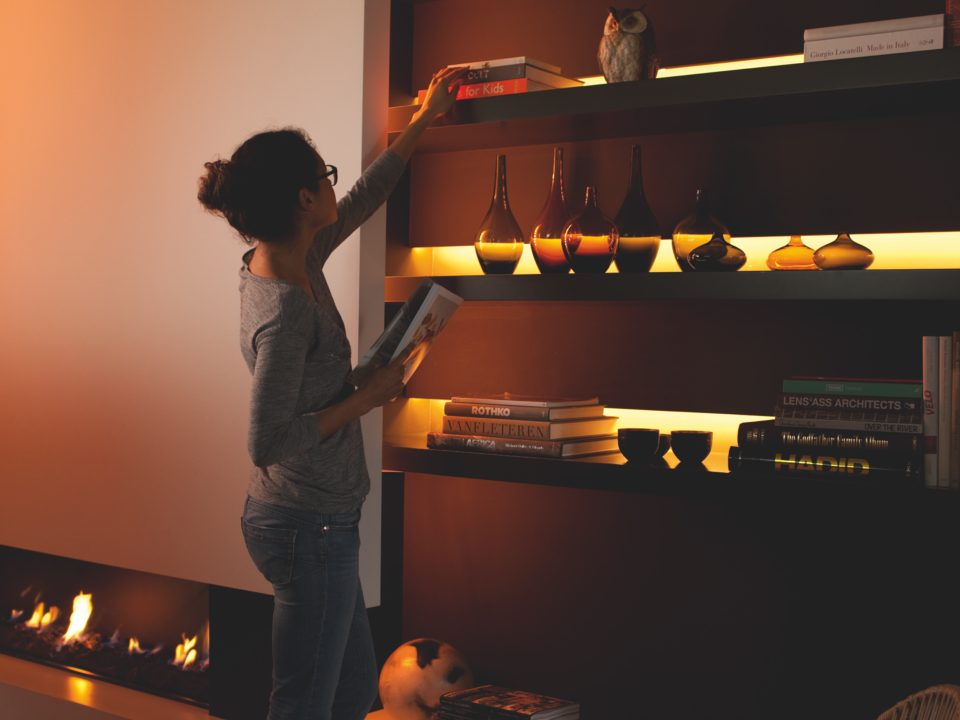 Đèn LED dây Philips Hue Lightstrip Plus – 2m base kit