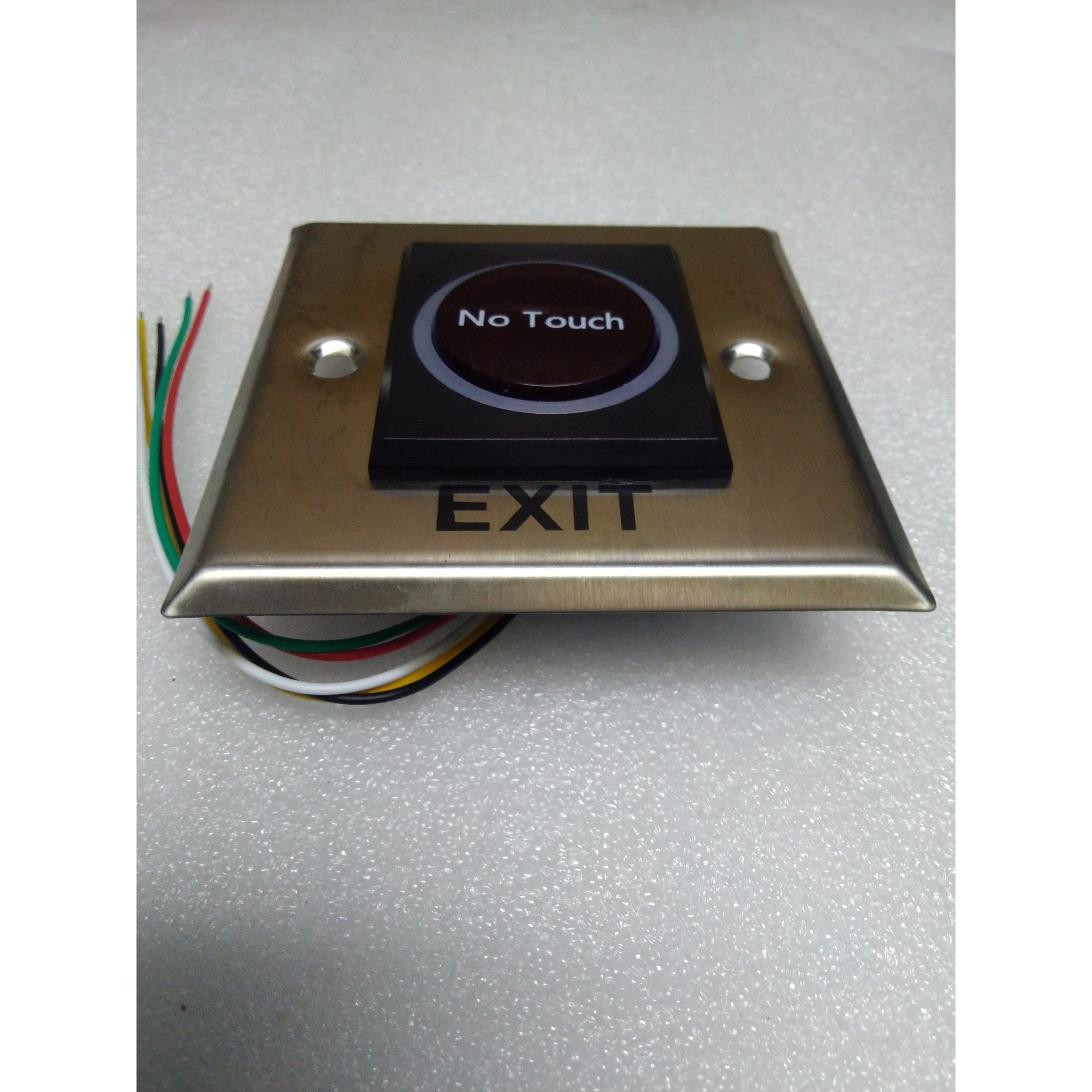 Nút EXIT không chạm tay vào nút vẫn mở khóa cửa