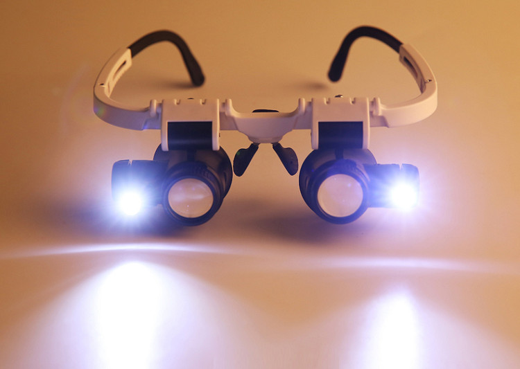 Kính lúp đeo mắt phóng đại 8X-15X-23X có đèn led chiếu sáng mạnh ( Tặng kèm bộ 6 con bướm dạ quang phát sáng )