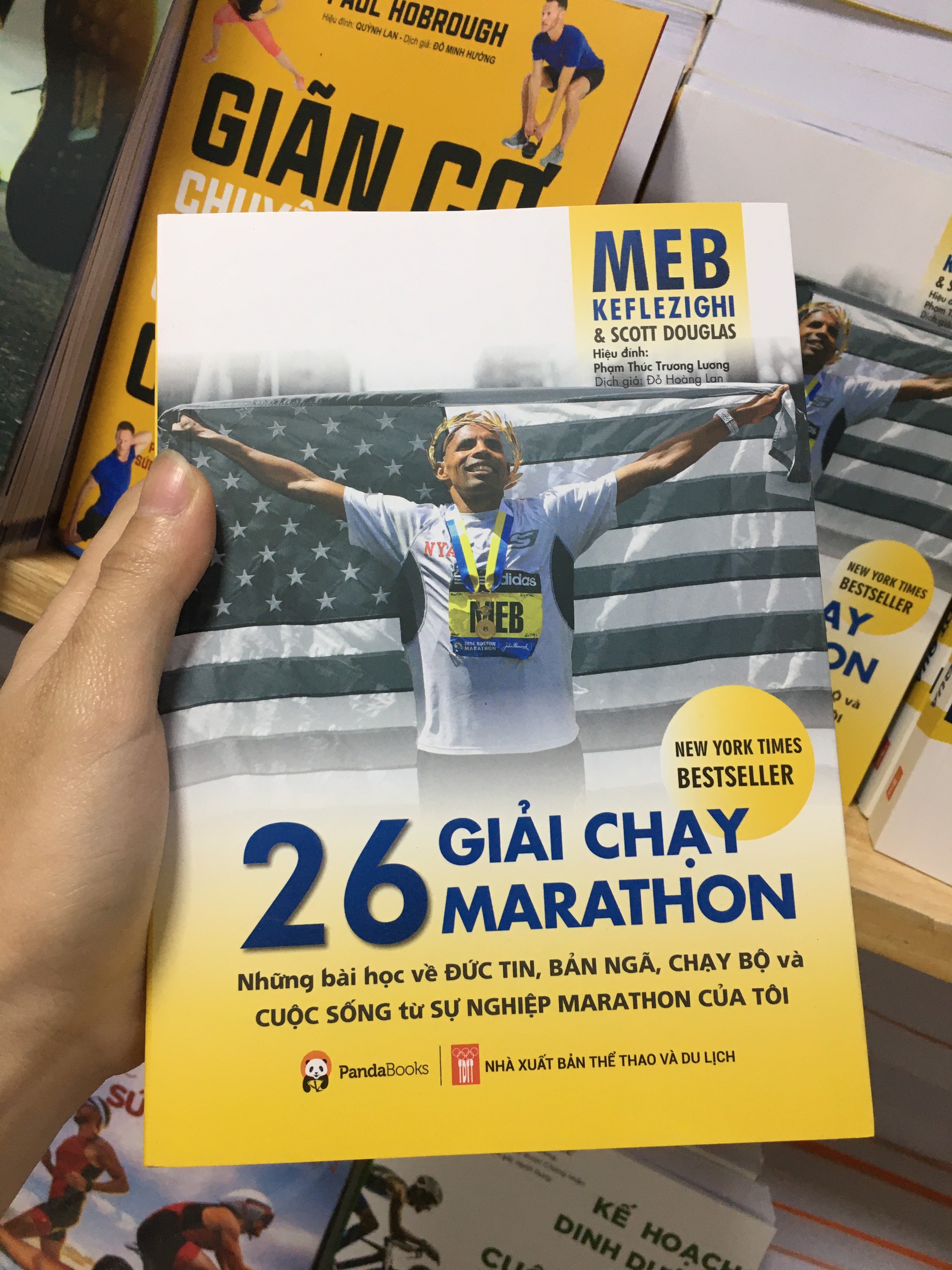 combo 2 cuốn Giãn cơ chuyên nghiệp cho người chạy bộ + 26 giải chạy marathon