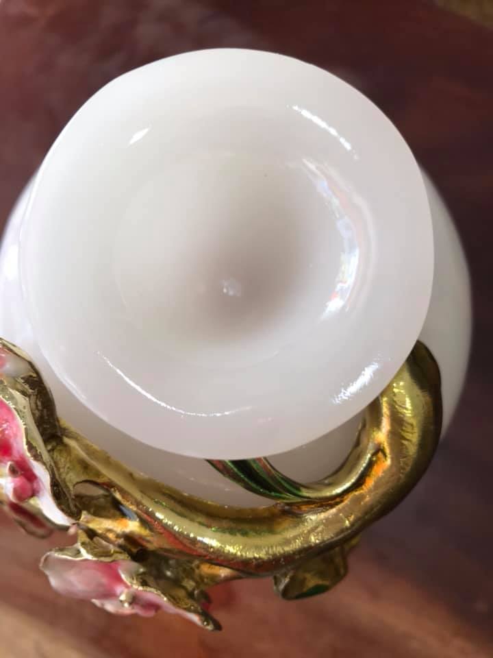 CHIẾC BÌNH PHÚ QUÝ TRẮNG TINH TRẠM CÀNH HOA ĐÀO ĐẦY BÔNG QUÁ ĐẸP SIZE VỪA CAO 28CM X ĐK 12CM ĐẾ GỖ TRƯNG TRONG NHÀ CÔNG TY BIỂU TƯỢNG CHO SỰ BÌNH AN GIÀU SANG PHÚ QUÝ HỢP MỆNH KIM MỆNH THỦY