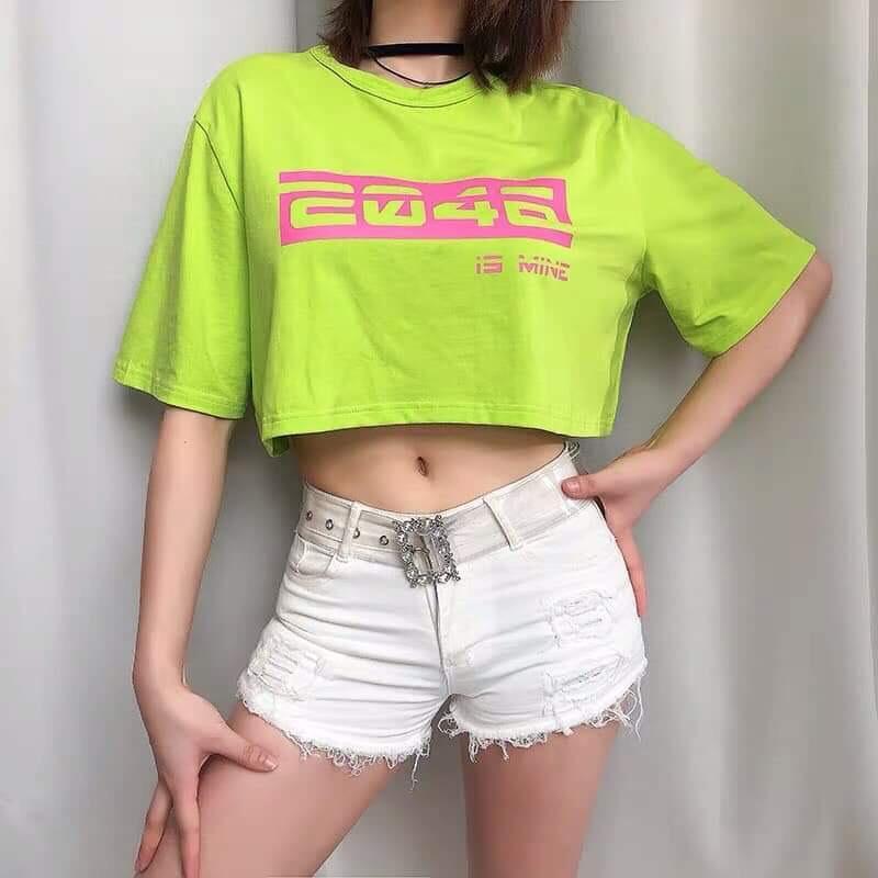 Áo croptop màu xanh có chữ siêu xinh